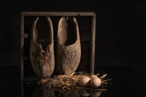 Rustika träskor och ägg av Monique van Velzen