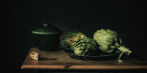 Stilleben med kronärtskockor