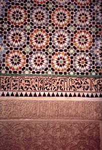 Den nedre väggen på huvudgården, byggd av saaderna 1565 (zellij kakel- och stuckaturarbete) av Moroccan School