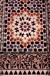 Den nedre väggen på huvudgården, byggd av saadianerna 1565 (zellij kakelarbete) (detalj av 186515) av Moroccan School