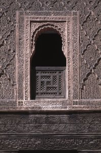 Utsikt över ett fönster på gården till Ali ben Youssef Medersa, byggd av saadianerna 1565 (cederträ och stuckatur) av Moroccan School