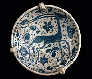 Art mudejar: keramisk kopp azul, dekorerad med en hjort från Paterna, Manises (hispano-morisk stil). Barcelona från 1300- eller 1400-talet. Barcelona Keramikmuseum, Spanien av Mudejar School