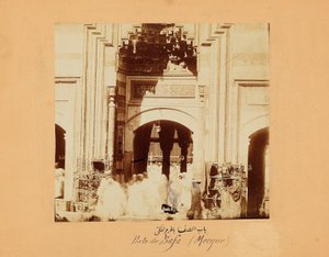Safaporten, en av en grupp bilder av Mecka och Islams heliga platser, ca 1879-80 (albumintryck) av Muhammad Sadiq Bey