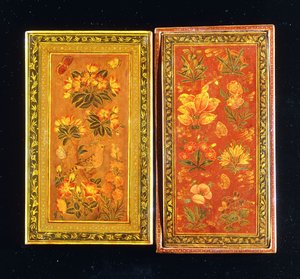 Ett par spegelfodral från Safaviddynastin, målade med blommönster, varav en med en uppflugen båge, ca 1671-2 av Muhammad Zaman