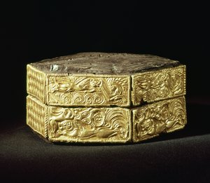 Sexkantig pyxis dekorerad med djur, från grav V, gravcirkel A, Mykene (trä och guld)