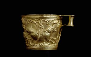 Mykensk konst: guldbägare dekorerad av en tjurrelief från Vapheio, mykensk fästning söder om platsen för Sparta. 1500 f.Kr. Aten, Arkeologiska museet av Mycenaean