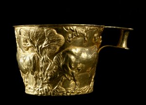 Mycensk konst: guldbägare avvisar med representation av en tjur som flirar terrängen från platsen för Vapheio (eller Vaphio eller Vafio). 1500 f.Kr. Dämpa. 8 cm National Archaeological Museum of Athens Grekland. - Mykensk konst: återväxt guldbägare med en 