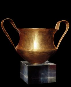 Mycensk konst: guldkanthara (eller kantharos) från en av de kungliga gravarna i Nekropolis på Mykenes. Aten, nationellt arkeologiskt museum - mykensk konst: guldkantaros (dricksbägare med två höga vertikala handtag) från en av Mycs kungliga gravar