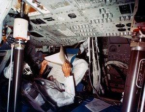 En astronaut inuti en NASA Command Module, 1970-talet. av NASA Images