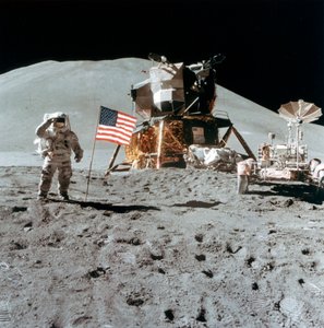 Astronaut James Irwin 1930-1991 ger en salut på månen, 1971.