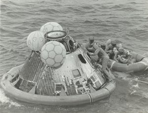 [Astronauter i livbåt efter Apollo 11 Splashdown], 1969.