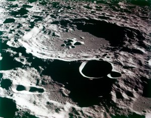 Närbild av en krater på ytan av månen. av NASA Images