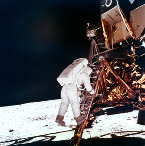 Edwin Buzz Aldrin går ner för stegen på Lunar Module-stegen för att gå på månen, 1969.
