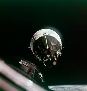 Första mötet i rymden, 15 december 1965. av NASA Images