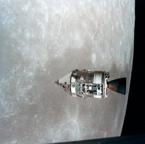 Apollo 15 kommando- och servicemoduler i månbana, 1971.
