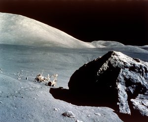 Rovern översköljs av en gigantisk sten på månens yta, Apollo 17-uppdrag, december 1972. av NASA Images