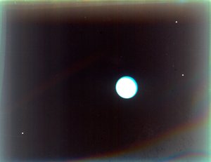 Uranus med satelliterna Miranda, Ariel och Umbriel, från Voyager 2, 24 januari 1986. av NASA Images