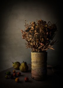 Stämningsfullt stilleben med blommor av NOB NOZA