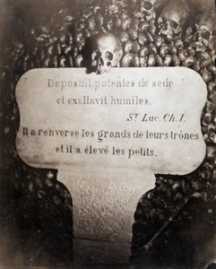 Ossuarierna i Paris katakomber. Petrus bär ett citat från kapitel 1 i Lukasevangeliet (Deposuit potentes de sede et exaltavit humiles. På franska: Han störtade de stora och uppfostrade de små) av Nadar