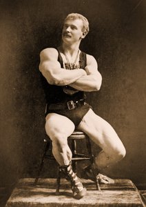 Eugen Sandow, i klassisk antik grekisk-romersk pose, c.1893 av Napoleon Sarony