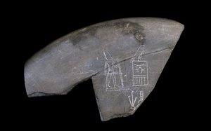 Fragment av inskriven stenskål, ca 3285 f.Kr. (huggen siltsten)