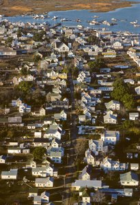 Flygfoto av hus längs King Street, bebyggelsens ryggrad på Tangier Island... av Nathan Benn