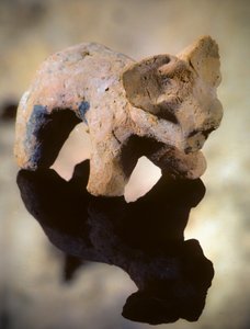 Neolitisk lerskulptur av ett elefantliknande däggdjur från Catal Huyuk av Nathan Benn