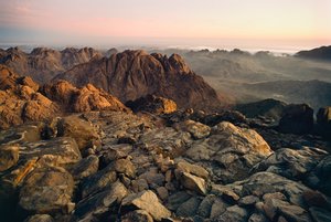 Fotografi av landskapet i Sinai bergen, dalarna och öknen från toppen av J... av Nathan Benn