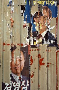 Strimlade kampanjaffischer om valet mellan Roh Tae Woo, Kim Young Sam och K...
