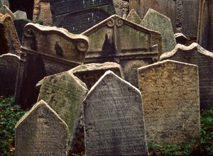 Gravstenar på den gamla judiska kyrkogården i Josefov, det judiska kvarteret i Gamla stan, Pra... av Nathan Benn