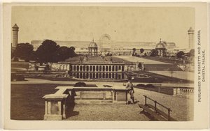 [Lång vy från utsidan av Crystal Palace-byggnaden och området] av Negretti and Zambra