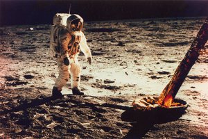 Buzz Aldrin går på månens yta nära ett ben på månmodulen, 1969.