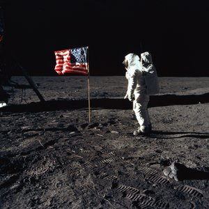 Buzz Aldrin och den amerikanska flaggan på månen, 1969.