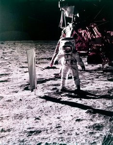 Buzz Aldrin sätter ut solvindfångare på månens yta, Apollo 11-uppdrag, juli 1969.
