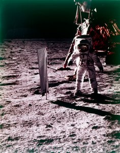 Buzz Aldrin placerar ut solvindfångare på månens yta, Apollo 11-uppdrag, juli 1969.