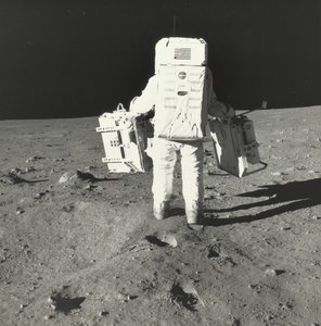 Buzz Aldrin på månen med komponenter i det tidiga Apollo Scientific Experiments Package, 1969. av Neil Armstrong