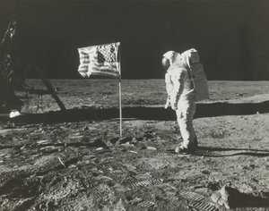 Buzz Aldrin på månen med den amerikanska flaggan, 1969.