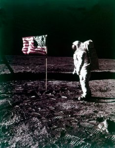 Buzz Aldrin står bredvid den amerikanska flaggan på månens yta, juli 1969.