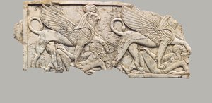 Möbelplakett snidad i relief med två falkhuvade sfinxer som trampar fångar, c.900-700-talet f.Kr. (elfenben)