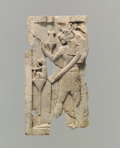 Möbelplakett snidad i relief med lejonhuvad figur, c.700–700-talet f.Kr. (elfenben) av Neo Assyrian