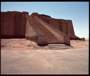 Vy över trappan till den rekonstruerade zigguraten, 2050 f.Kr