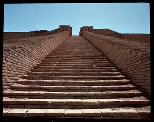 Vy över trappan till den rekonstruerade zigguraten, 2050 f.Kr