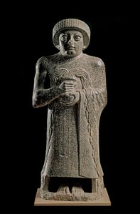 Sumerisk konst: Detalj av statyn av Gudea, prins av Lagash känd som "" med den forsande vasen"" och tillägnad gudinnan Geshtinanna av Neo-Sumerian Neo-Sumerian
