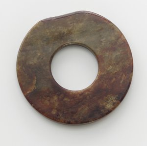 disk (än) Q i hemkultur, från .2500-2000 f.Kr. (Jade)