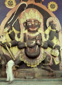 Relief av Kali på Durbar Square (polykrom sten) av Nepalese School