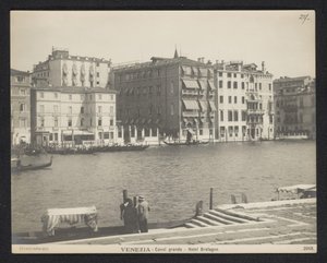 Exteriör av Hotel Bretagne i Venedig Venedig - Canal Grande - Hotel Bretagne (titel på objekt) av Neue Photographische Gesellschaft