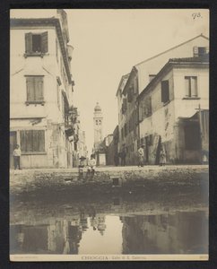 Utsikt över en kaj vid Chioggia Chioggia - Calle di S. Caterina (titel på objekt) av Neue Photographische Gesellschaft