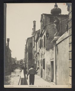 Kade längs de Chiesa di San Barnaba i Venedig Venedig - Kyrkan S. Barnaba (titel på objektet) av Neue Photographische Gesellschaft