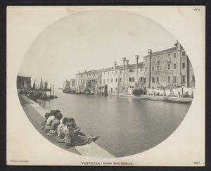 Barn på kajen längs en kanal i Venedig Venedig - Canale della Giudecca (titel på objektet) av Neue Photographische Gesellschaft