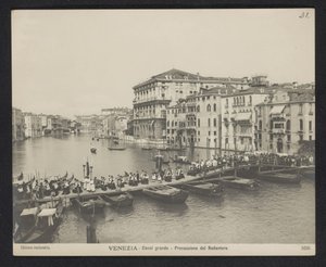 Procession över en pontonbro på Canal Grande i Venedig under Festa del Redentore Venedig - Canal Grande - Processione del Redentore (titel på objekt)